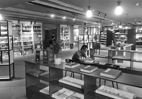 读者正在书店内安静地阅读。河南省新华书店发行集团 供图